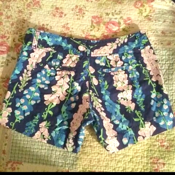 LILLY PULITZER CALLAHAN NAVY FOXGLOVE FLORAL SHORTS - Picture 4 of 7